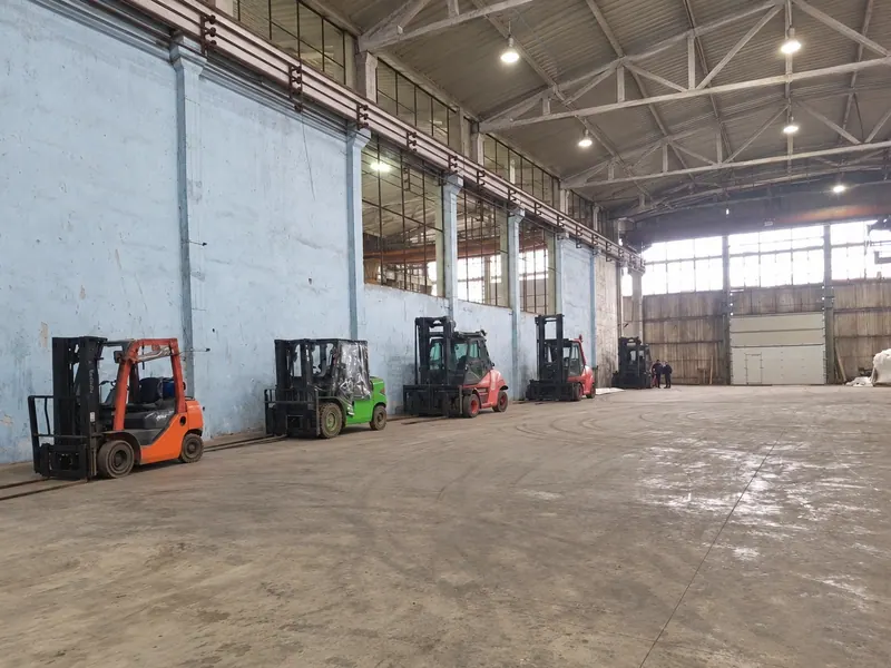 Fleet of forklifts with different lifting capacities