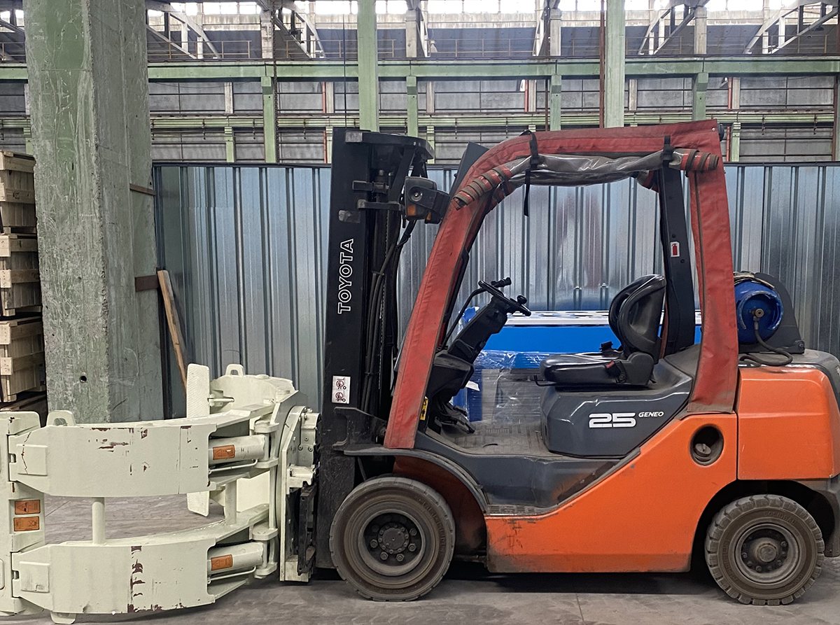 Second specialised clamp for industrial rolls